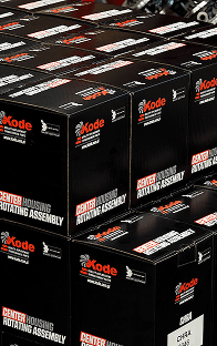 Stosy czarnych pudełek z produktami Kode Center Housing Rotating Assembly (CHRA) gotowe do wysyłki w magazynie.